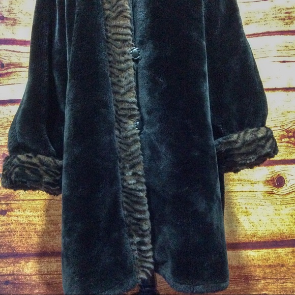 1960s oversized faux fur coat - Picture 10 of 10